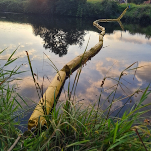 Ölwehr auf Gewässern